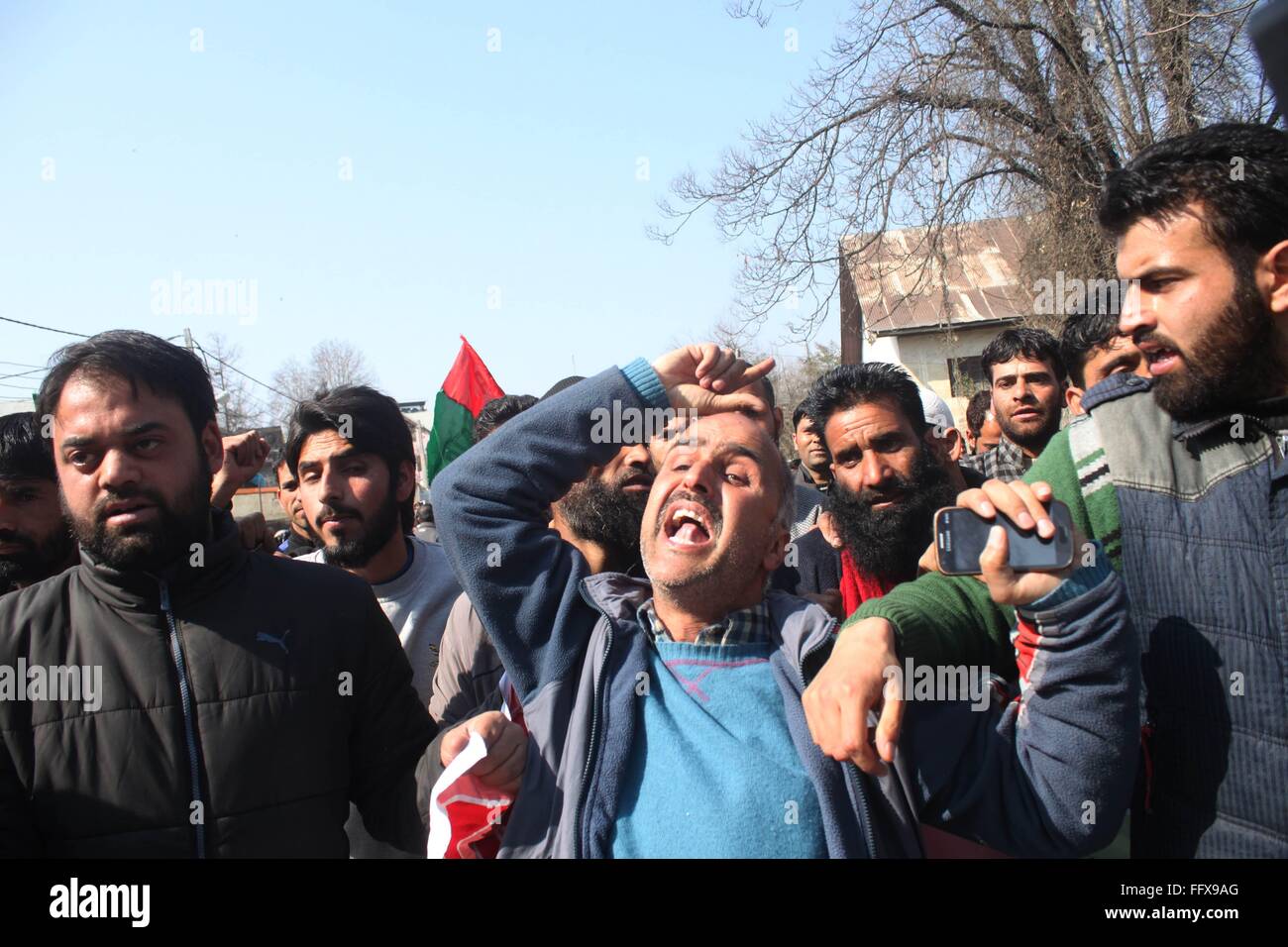 Srinagar, Kaschmir. 17. Februar 2016. Anhänger der Kashmiri unabhängigen Gesetzgeber Ingenieur Sheikh Abdur schreien Parolen während einen Protestmarsch in Srinagar, der Sommerhauptstadt des indischen Teil Kaschmirs, 17. Februar 2016. Bildnachweis: Basit Zargar/Alamy Live-Nachrichten Stockfoto
