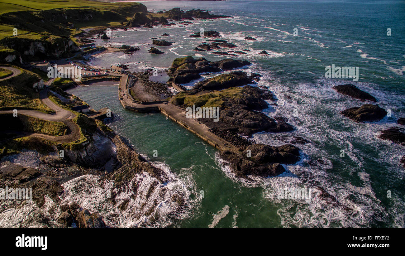 Luftbilder von Game of Thrones Drehort. Lordsport Hafen - Ballintoy Harbour, County Antrim, Nordirland Stockfoto