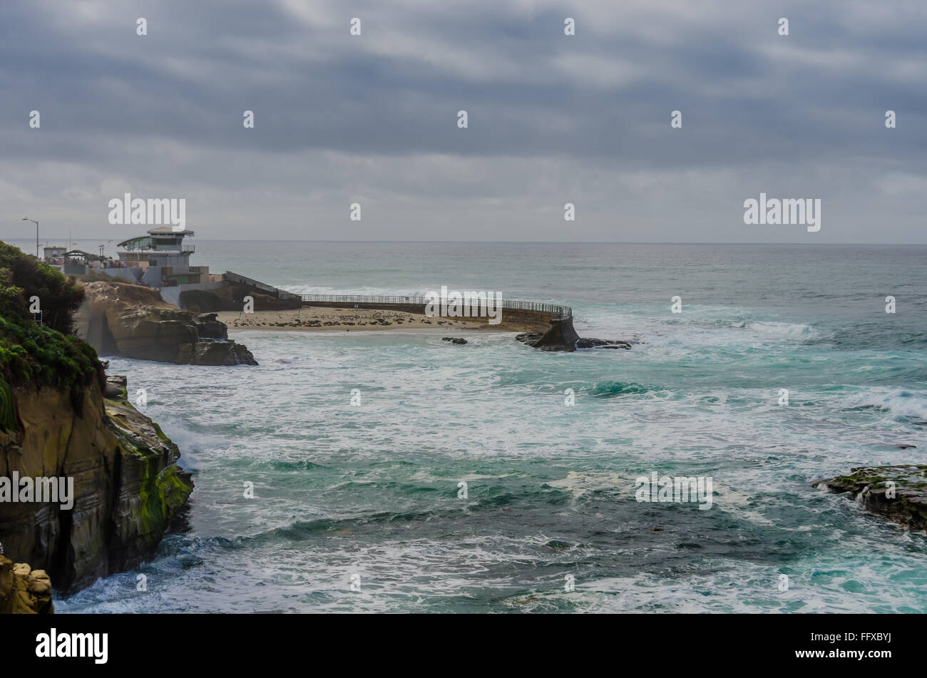 La Jolla decken an regnerischen Tag wo Seelöwen hochziehen zu aus dem Wasser schlafen Stockfoto