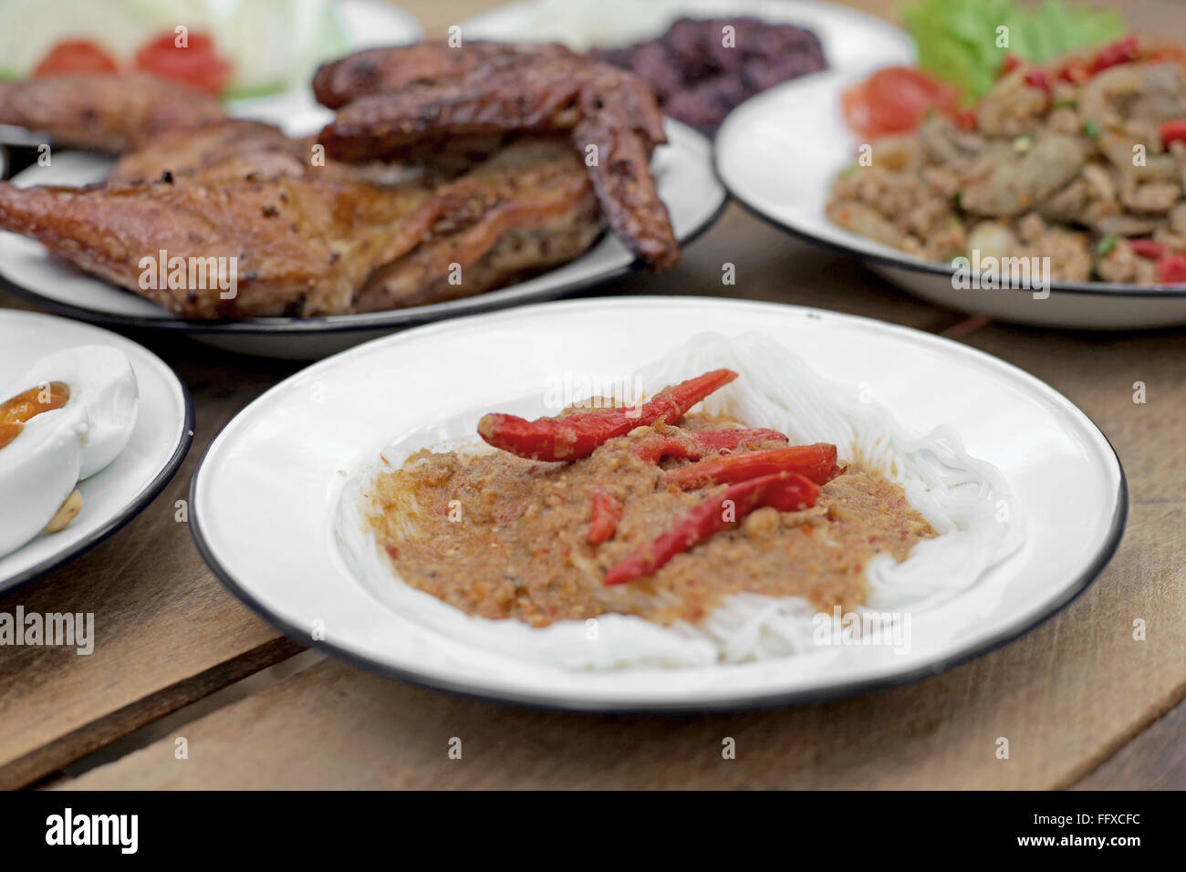 Thai Nudeln oder Reisnudeln in Fisch-curry-sauce Stockfoto