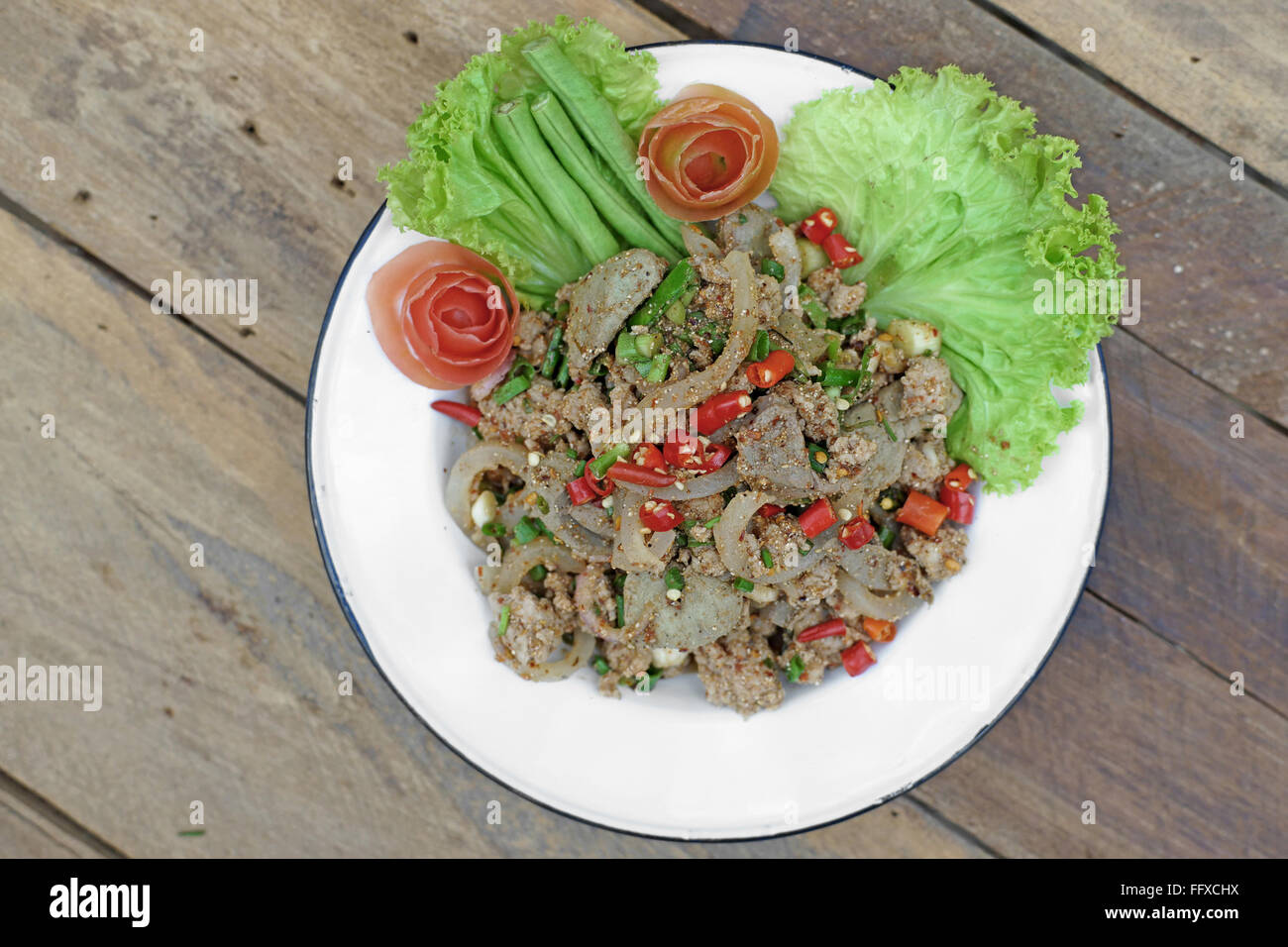 berühmten thai-Food, würziger Salat gegrilltes Schweinefleisch mit Gemüse in Scheiben Stockfoto