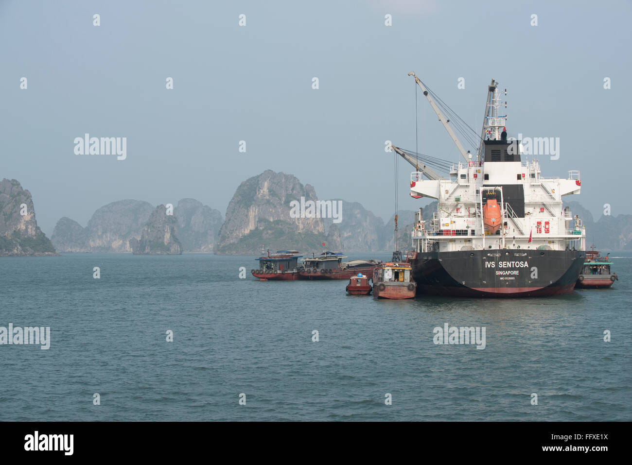 Ein Versorgungsschiff aus Singapur be- und Entladen von Fracht von Gemeinden auf Halong Bucht, Vietnam Stockfoto
