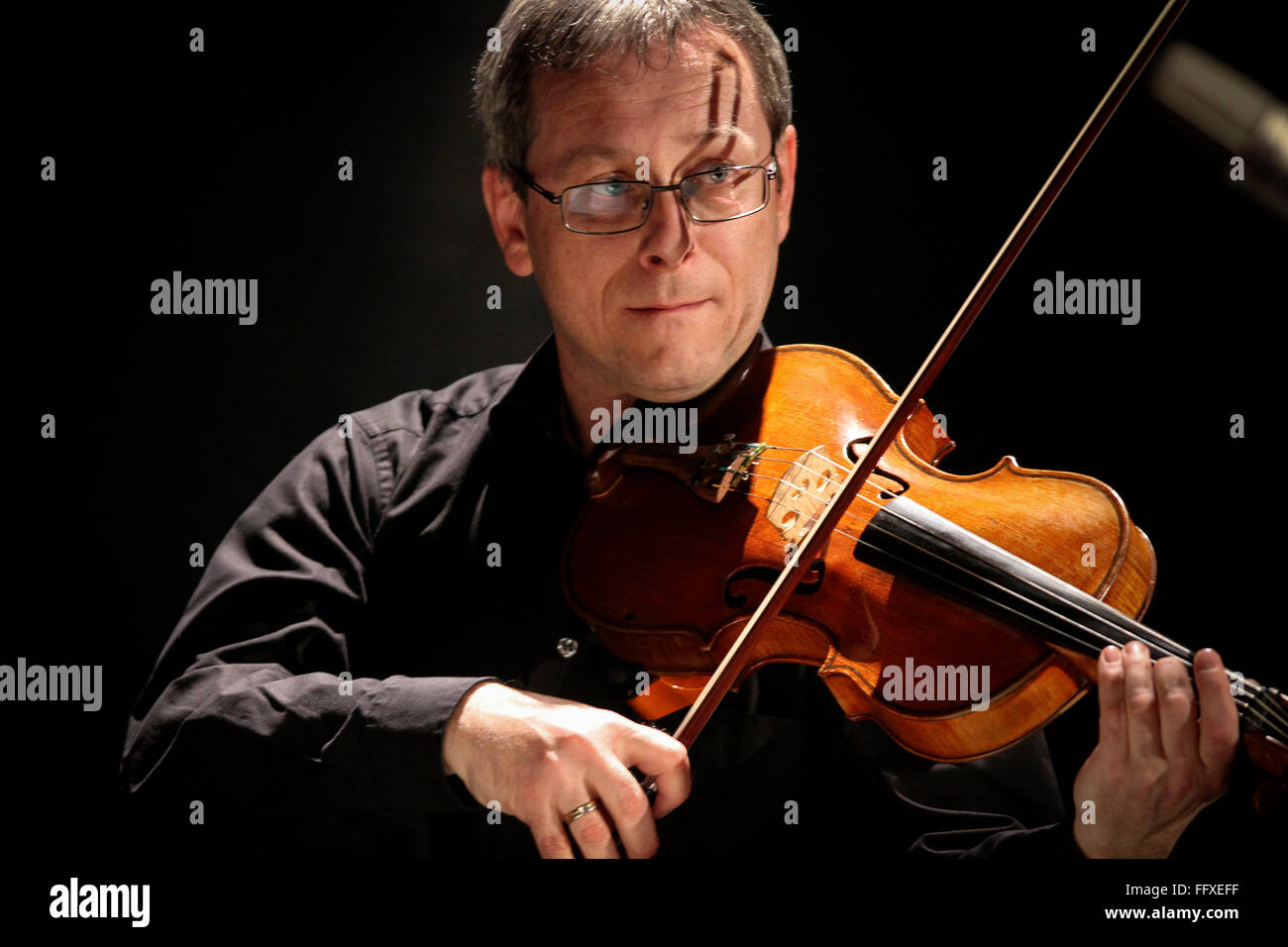 Teheran, Iran. 16. Februar 2016. Ein deutscher Musiker führt bei einem Konzert während der 31. Fajr International Music Festival in Teheran, Iran, 16. Februar 2016. © Ahmad Halabisaz/Xinhua/Alamy Live-Nachrichten Stockfoto