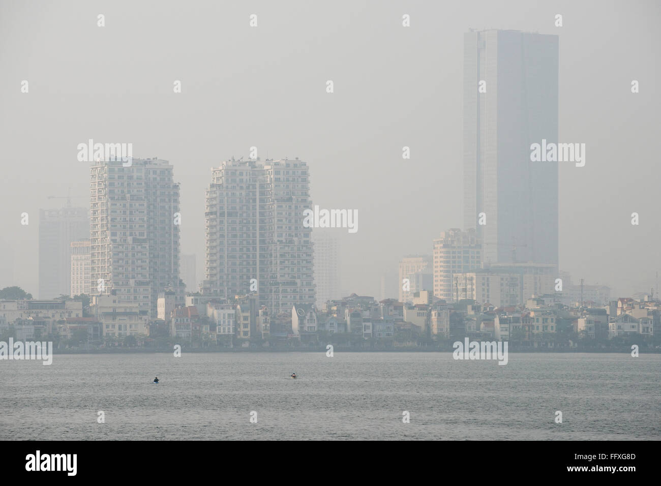 Nebel, Nebel oder Smog Umweltverschmutzung in eine trübe Skyline von Hanoi über Westlake, Vietnam, Januar gesehen Stockfoto