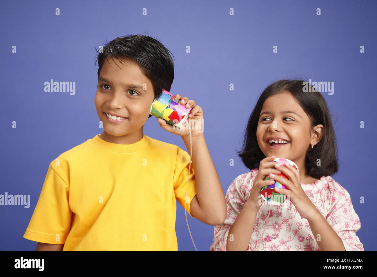 Junge und Mädchen sprechen auf Kind Telefon aus zwei Glas und Draht , HERR#703U,703V Stockfoto