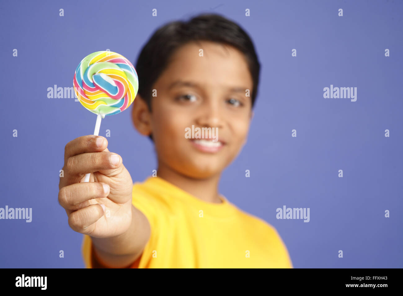 Zehn Jahre alten Jungen mit Lollipop Herr #703V Stockfoto