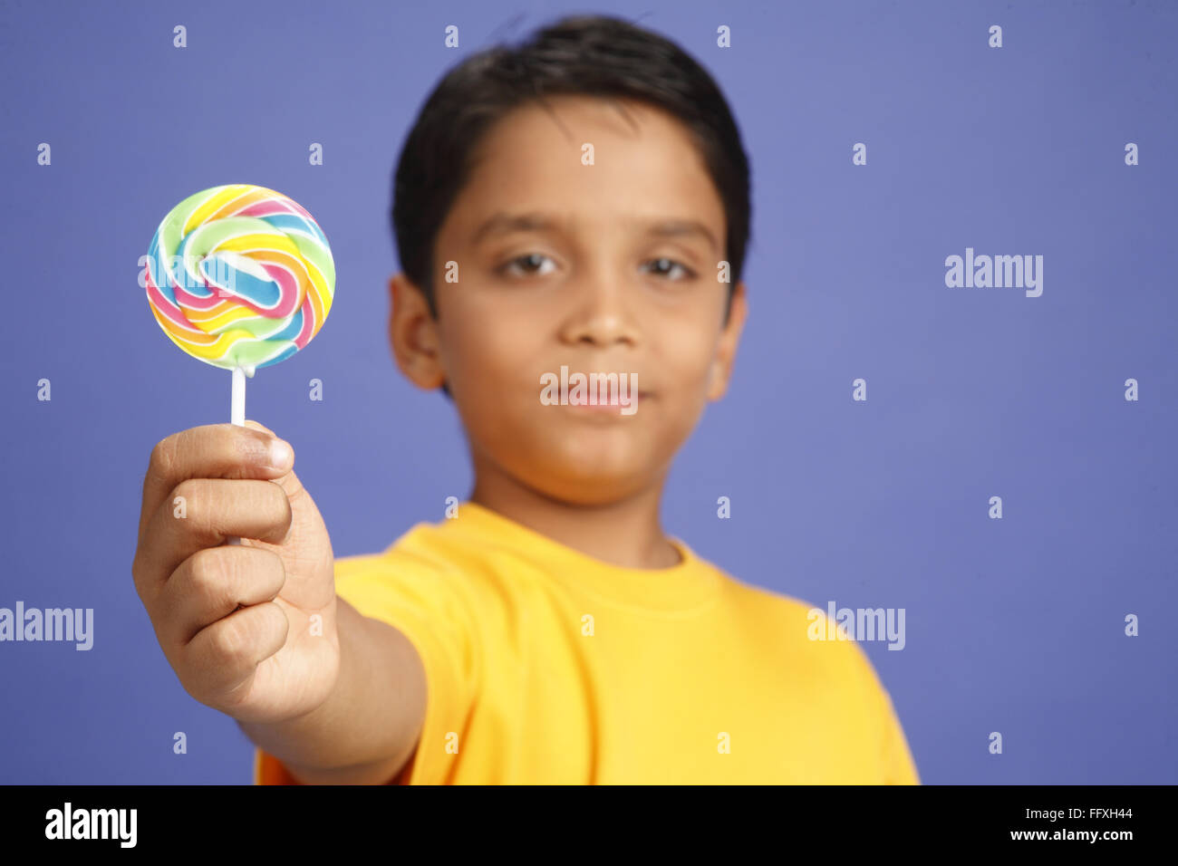 Zehn Jahre alten Jungen mit Lollipop Herr #703V Stockfoto