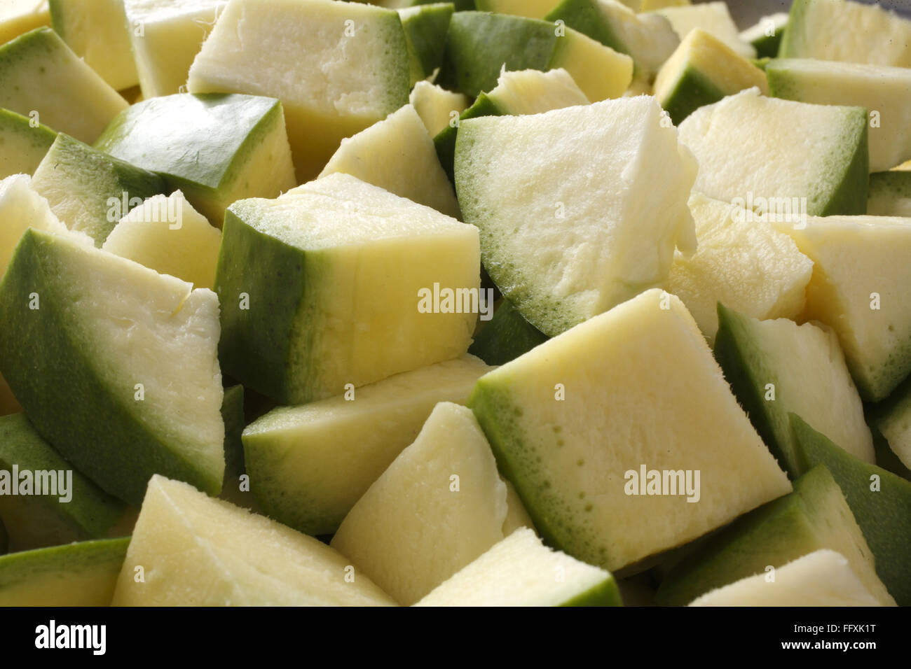 Obst, roh Mango schneiden in kubisch und dreieckige Formen, Gurke zu machen Stockfoto