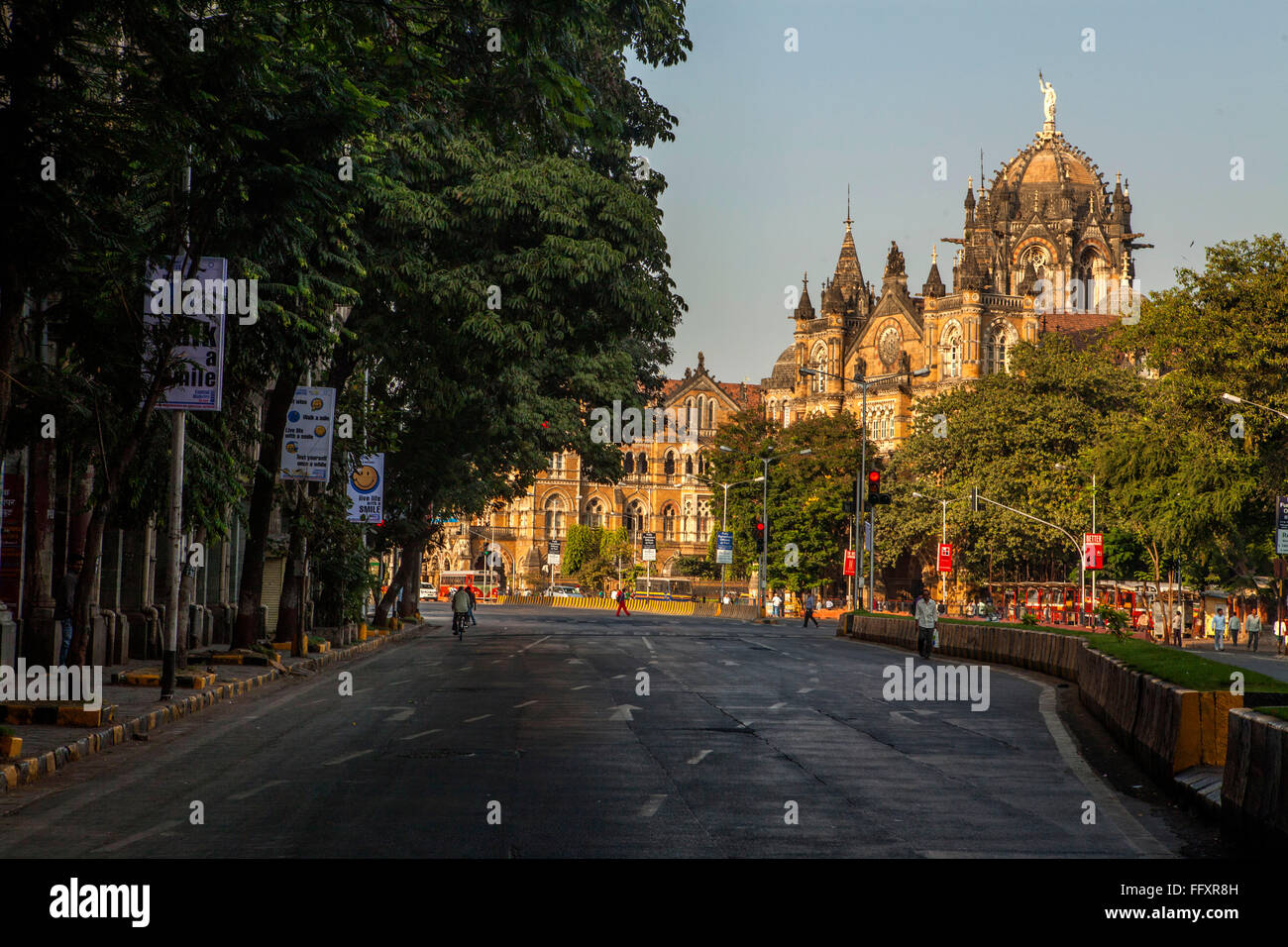 Lockdown leere Straße von CST; Chhatrapati Shivaji Terminus; VT; Victoria Terminus; mumbai; maharashtra; Indien; asien Stockfoto