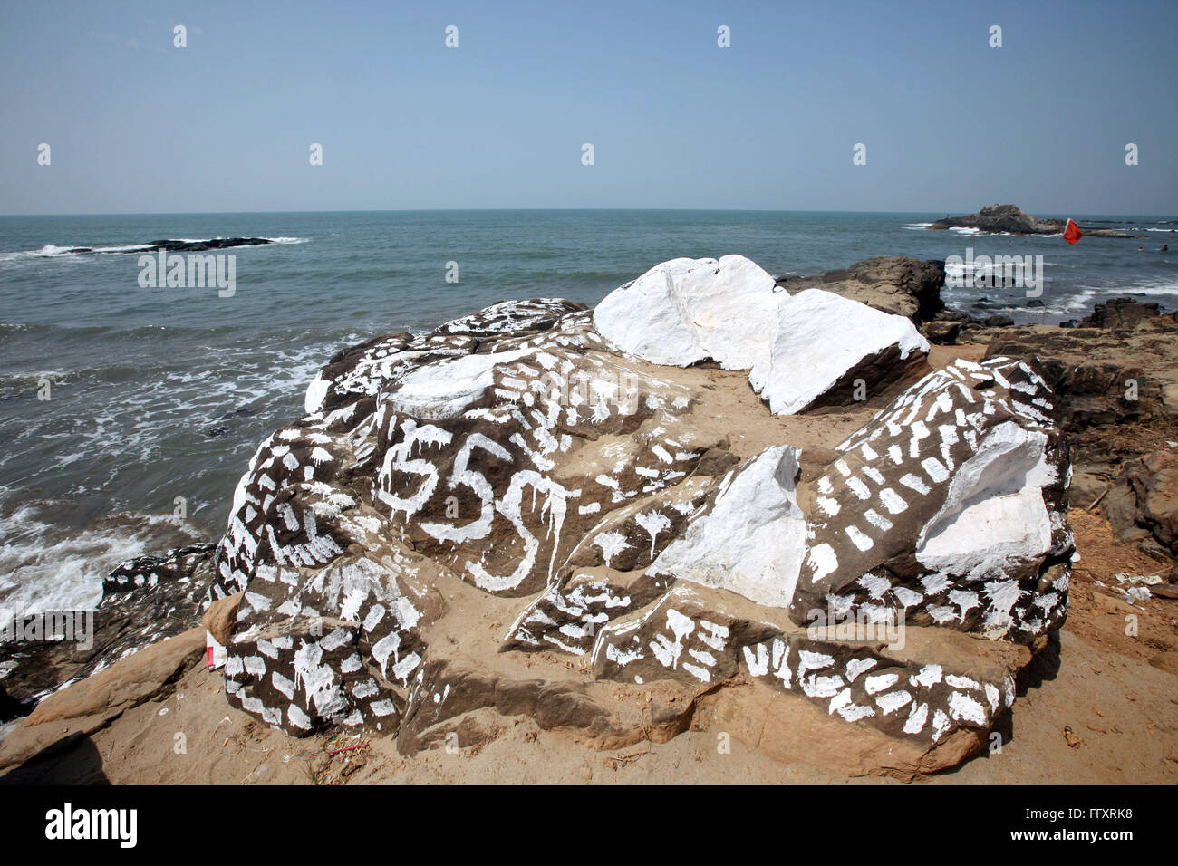 Graffiti auf Felsen am Strand von Ozram; Vagator Strand in Goa; Indien Stockfoto