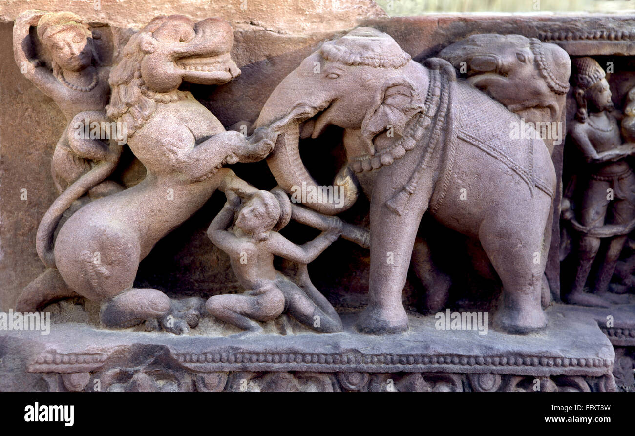 Stein-Skulptur mit Löwen und Elefanten kämpfen, 11. Jahrhundert n. Chr., Kalchurian Zeit, gefunden bei Jabalpur Madhya Pradesh Stockfoto