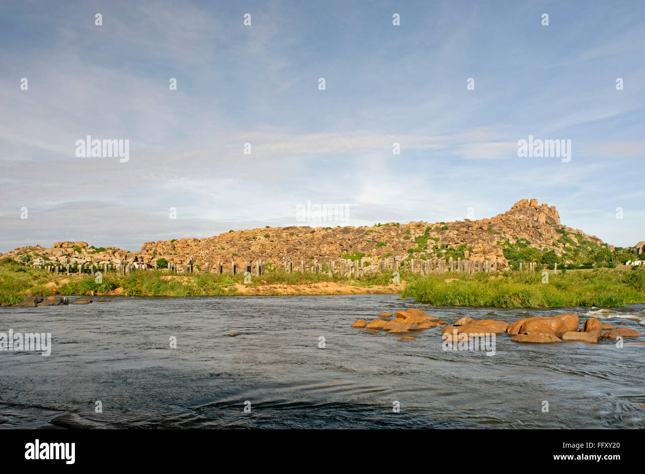 Alte Steinbrücke am Tungabadra River, Hampi, Vijayanagar, Dist Bellary, Karnataka, Indien-UNESCO-Welterbe Stockfoto