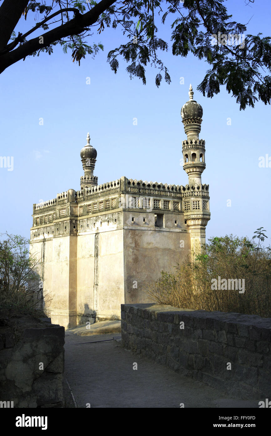 Masjid auf Anhöhe mit Minaretten der Mogul-Architekturen in Golconda, Hyderabad, Andhra Pradesh, Indien Stockfoto