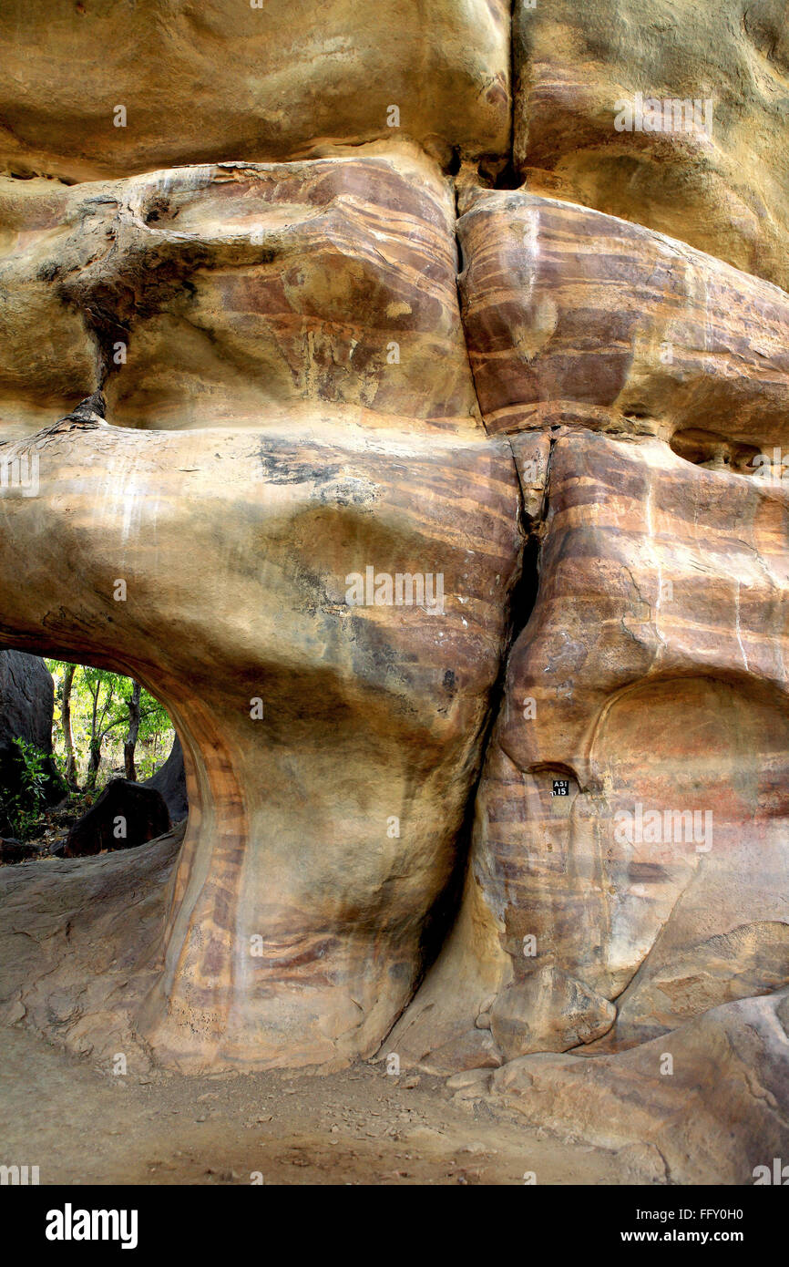 Riesige Felsen schützt keine 15 zehntausend Jahre alt an Bhimbetka in der Nähe von Bhopal, Madhya Pradesh, Indien Stockfoto