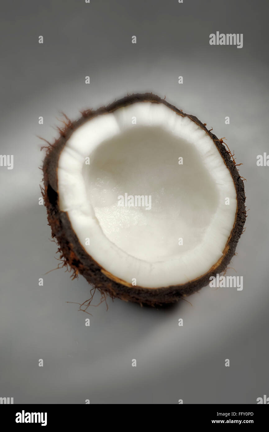 Früchte, Kokosnüsse auf grauem Hintergrund Stockfoto