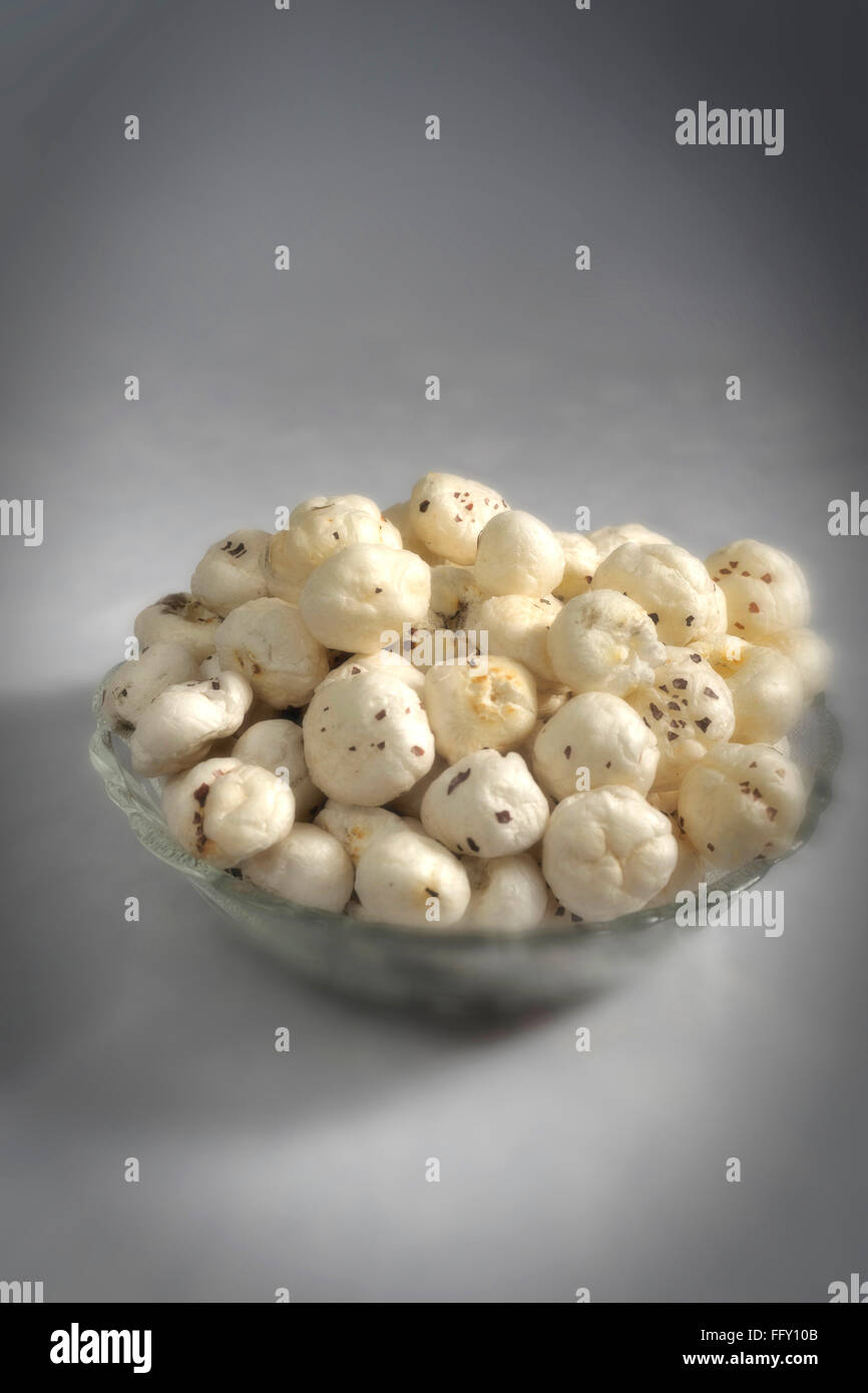 Essen, aufgeblasen Makhana Lotossamen in Schalen auf grauem Hintergrund Stockfoto