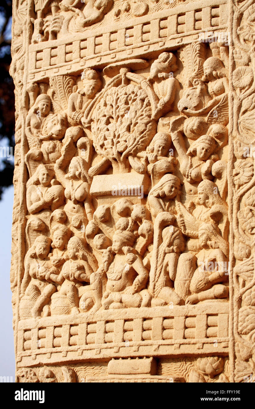 Nahaufnahme von West-Tor der Stupa 1 Vorderansicht Inkarnation von Buddha als Baum, Sanchi in der Nähe von Bhopal, Madhya Pradesh, Indien Stockfoto