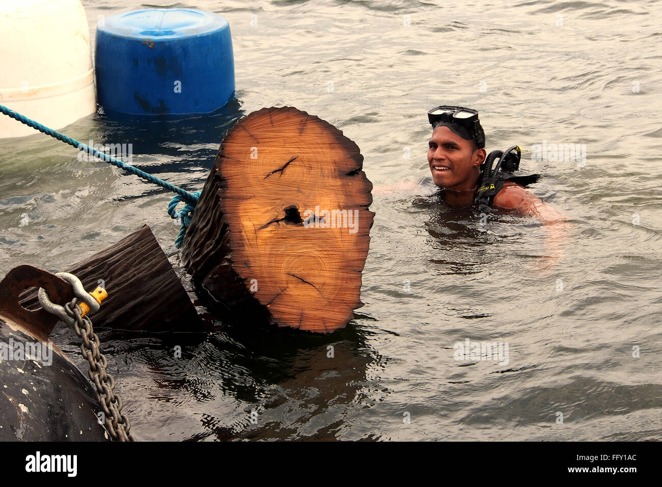 Anmeldung unter Wasser Lago Bayano, Panama - einer der Taucher-Logger. Stockfoto