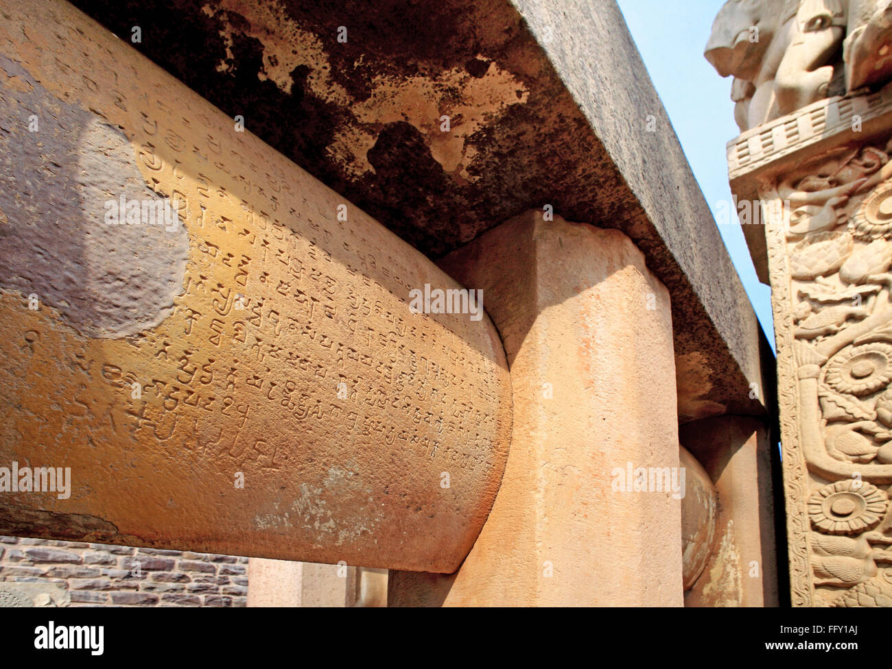 Brahmi Inschriften auf Geländer rings um Stupa keine 1 nahen östlichen Tor, Sanchi in der Nähe von Bhopal, Madhya Pradesh, Indien Stockfoto