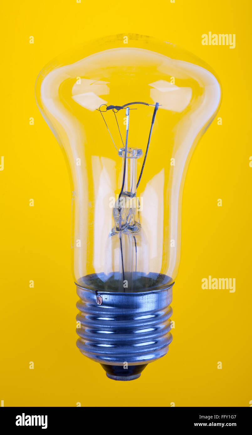 herkömmliche Glühbirne auf gelbem Hintergrund Stockfoto