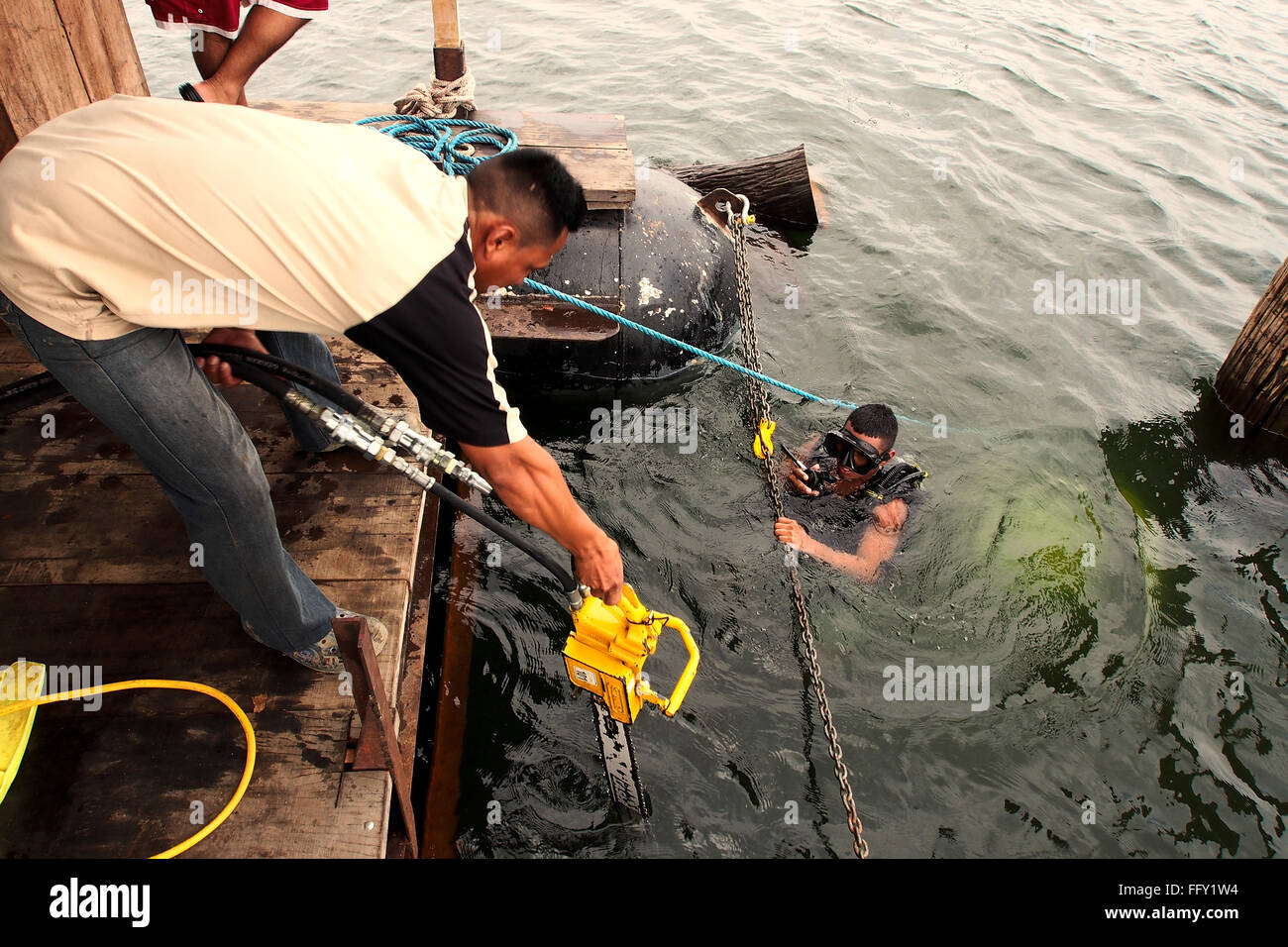 Unterwasser einloggen Lago Bayano, Panama - Motorsäge Handhabung, sind sie Druckluft angetrieben. Stockfoto