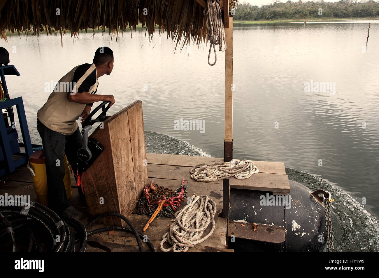 Unter Wasser Protokollierung Panama - auf der Jagd nach geeigneten Bäumen. Einige der Schiffe sind autonom, mit einem Motor ausgestattet. Stockfoto