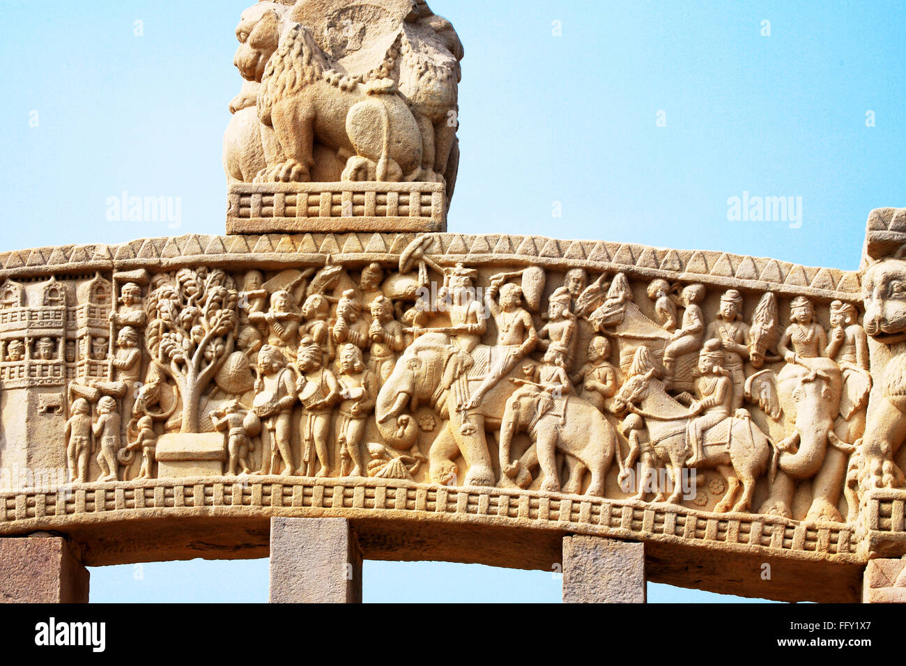 Blick auf Geschichten Buddha Nahaufnahme gesehen oberen Panel Innenansicht Westtor Stupa 1 Sanchi Bhopal Madhya Pradesh Stockfoto