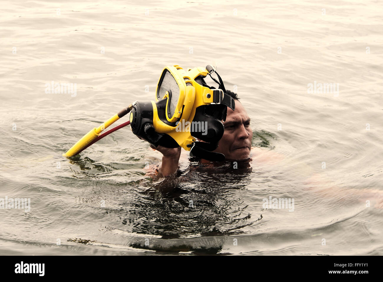 Unterwasser Protokollierung einer der Taucher steigt aus der Tiefe und seine Ausrüstung entfernt. Stockfoto
