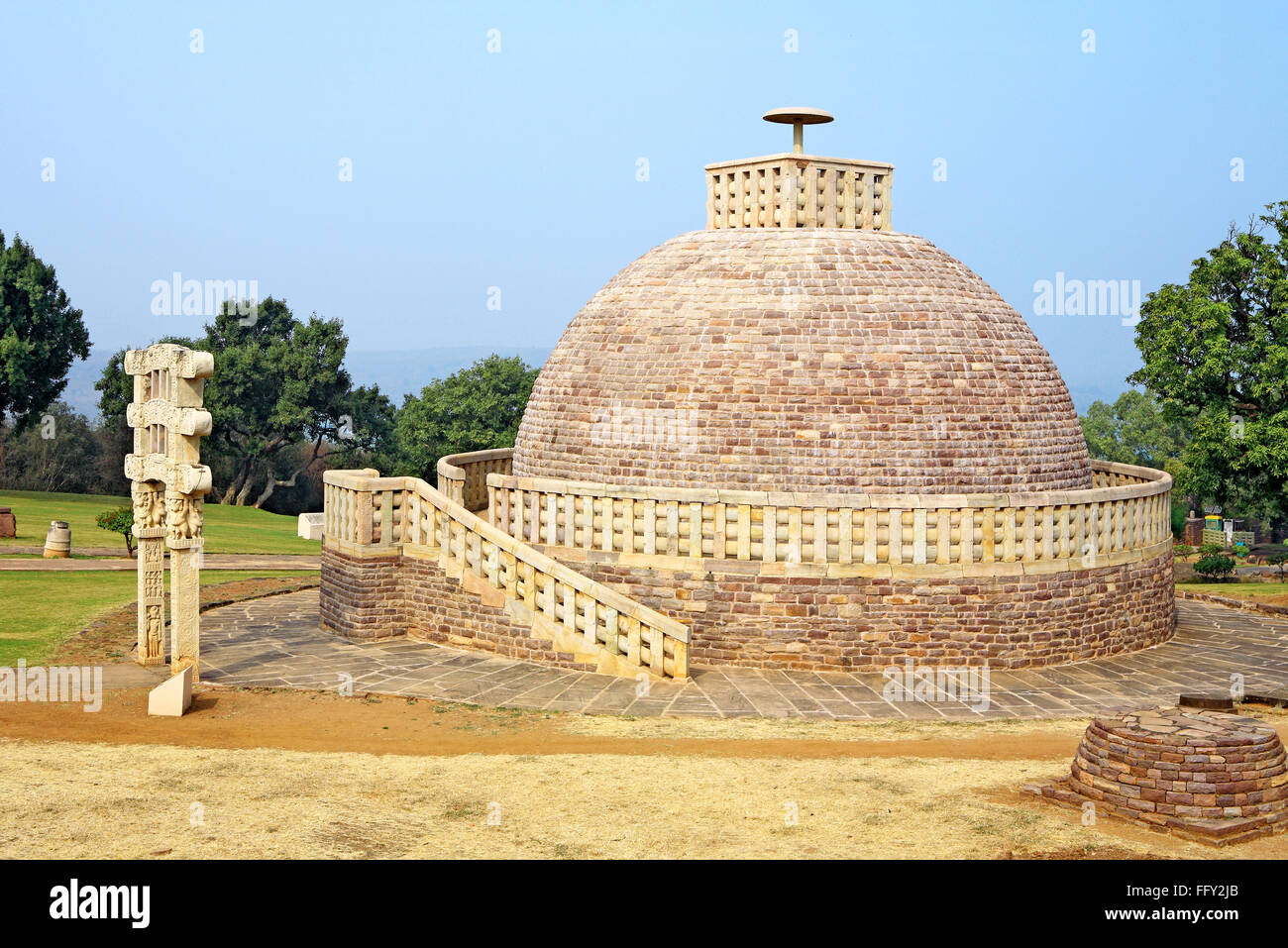 Stupa 3 steht nordöstlich der Hauptstupa 1 und ähnlich im Design, sondern kleinere ein Gateway Sanchi Bhopal Madhya Pradesh Stockfoto