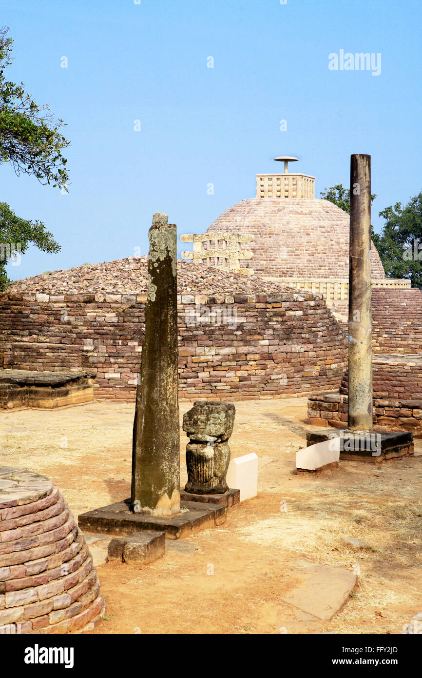 Stupa 3 steht nordöstlich Hauptstupa 1 ähnliche Gestaltung kleiner Gateway gebrochen Säulen kleiner Stupa Sanchi Bhopal Madhya Pradesh Stockfoto