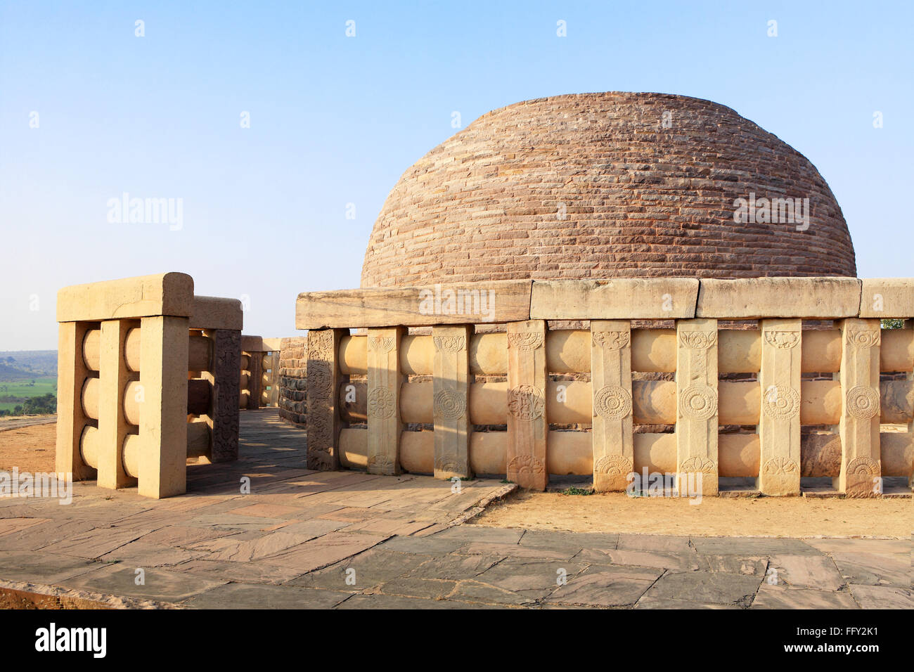 Stupa 2 gebaut von Sunga 2. Jahrhundert v. Chr. Darstellungen ausgeführt Buddha Geländer Säulen Stupa Sanchi Bhopal Madhya Pradesh Stockfoto