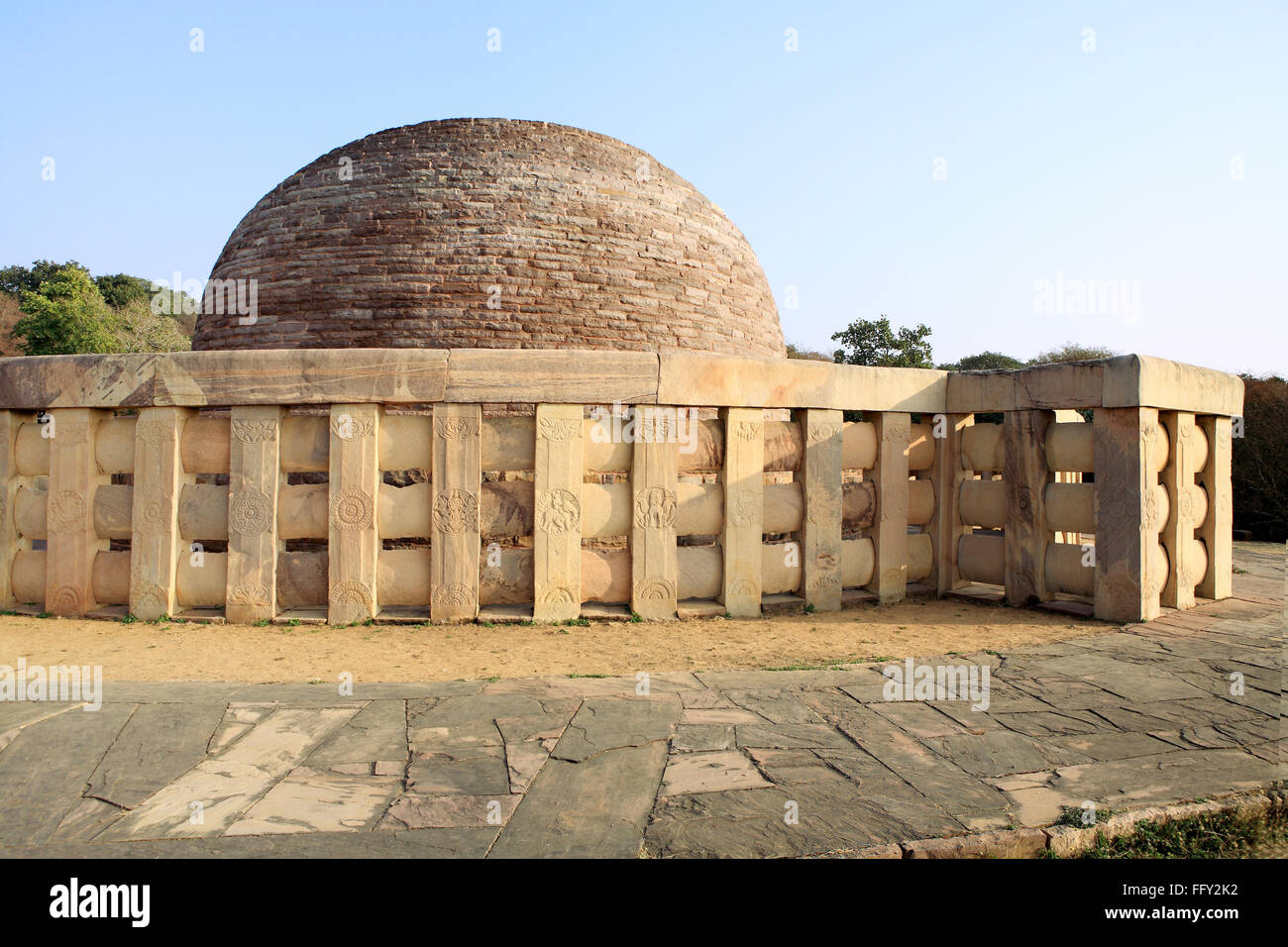 Stupa von Sunga im 2. Jahrhundert v. Chr. Darstellungen des Buddha gebaut 2 ausgeführt Geländer Säulen Stupa Sanchi Bhopal Madhya Pradesh Stockfoto