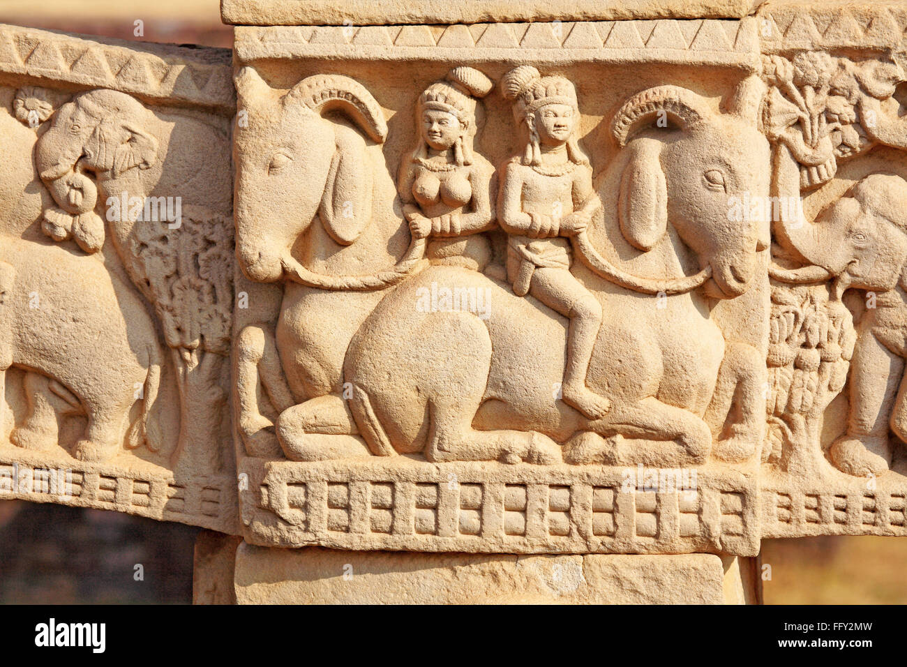 Nahaufnahme von Ost-Tor der Stupa 1 Innenansicht der Südpfeiler, Sanchi in der Nähe von Bhopal, Madhya Pradesh, Indien Stockfoto