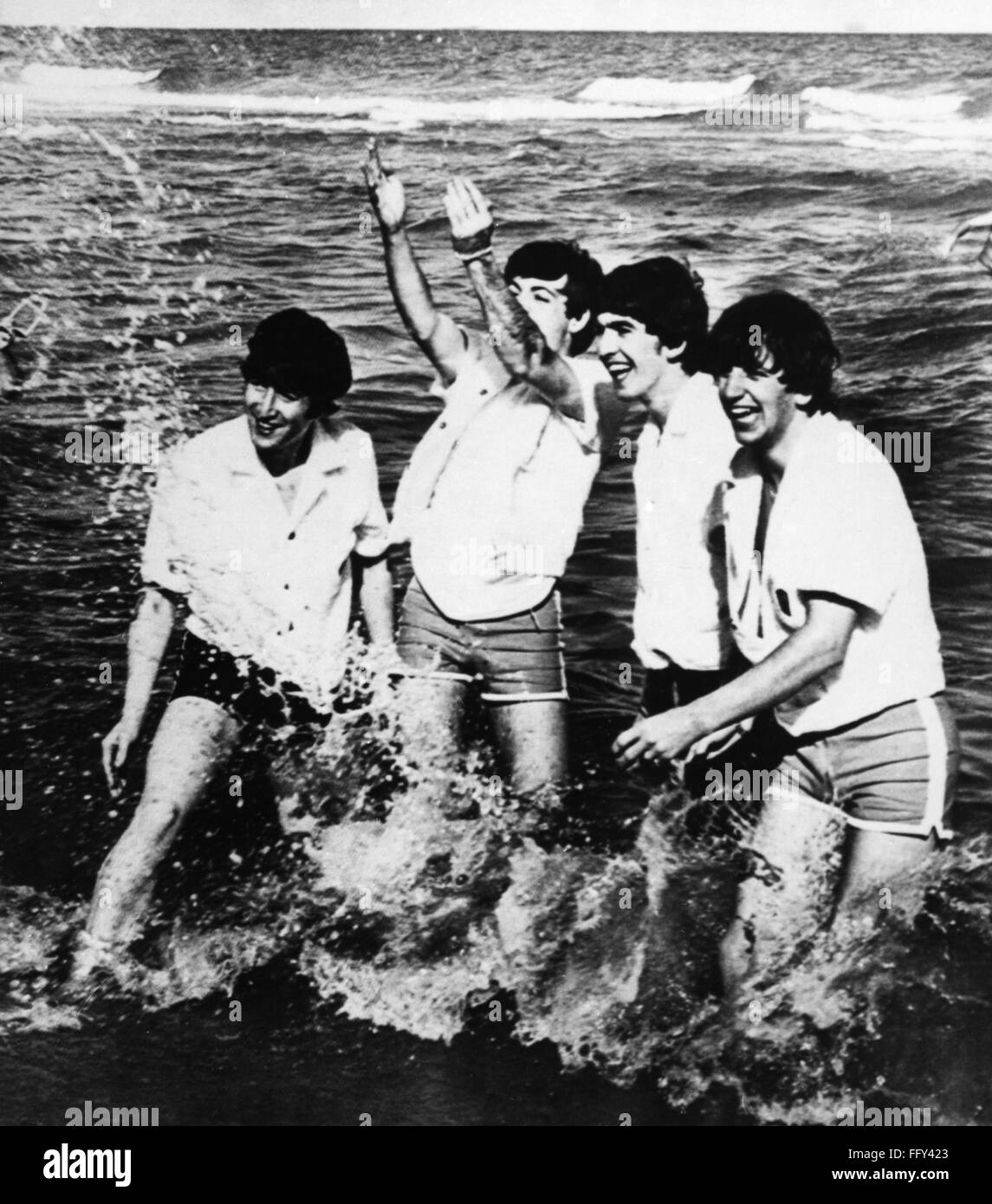 DIE BEATLES 1964. / nDie Beatles spielen im Lake Erie während einer Reise nach Cleveland, Ohio, 1964 eine Konzert zu spielen. Von links nach rechts: John Lennon, Paul McCartney, George Harrison und Ringo Starr. Stockfoto