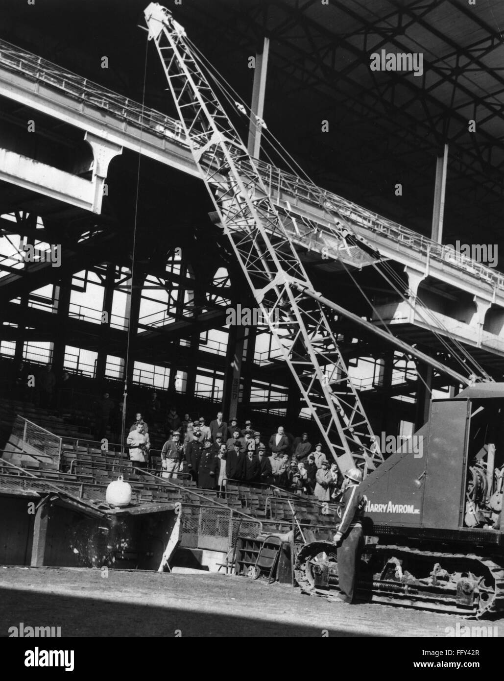 BROOKLYN: EBBETS FIELD. NUM-Kran mit einer Abrissbirne über den Besuchern Einbaum im Ebbets Field in Brooklyn, New York, 23. Februar 1960, zum Jahresbeginn den Abriss des Stadions, die die Heimat der Brooklyn Dodgers vor ihrer Movi gewesen Stockfoto