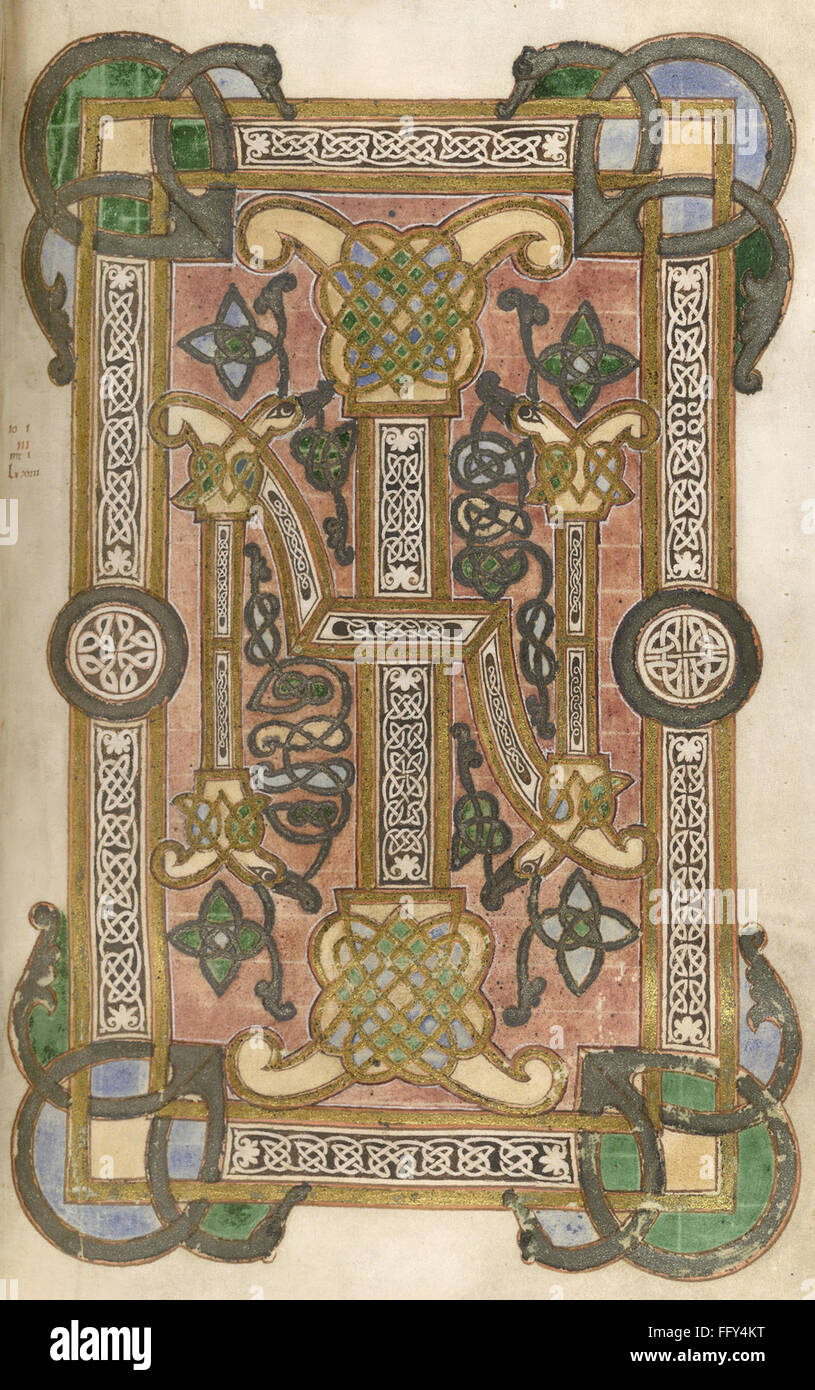 Das Buch präsentiert den Beginn des Johannesevangeliums mit den komplizierten Initialen „I“ und „N“, umgeben von verschachtelten Grenzen. Dieses Vintage-Werk bietet eine detaillierte Darstellung des heiligen Textes mit künstlerischen Verzierungen. Stockfoto