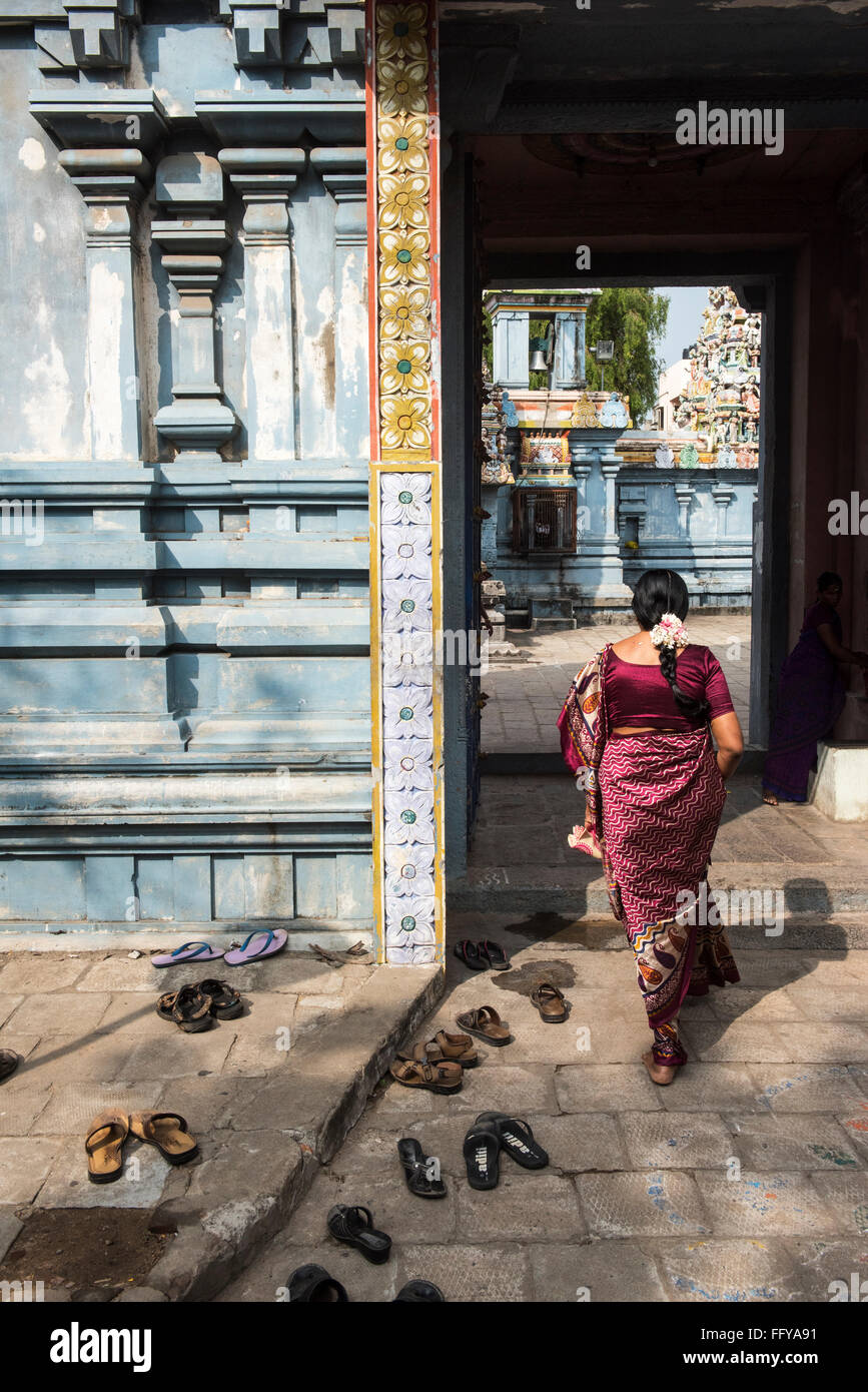 Frau im bunten Sari betritt den Ishvara (Vishnu) Tempel in Pondicherry, Tamil Nadu, Indien, Asien Stockfoto
