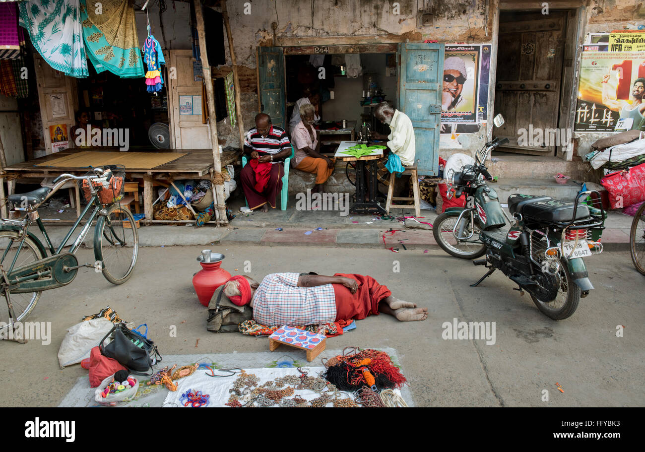 Straßenszene mit schlafen am Straßenrand Händler und Ladenbesitzer in Madurai, Tamil Nadu, Indien, Asien Stockfoto