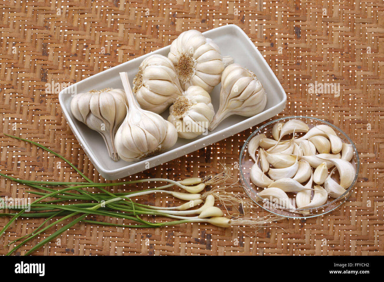 Gemüse und indischen Gewürzen, braune Zwiebel Knoblauchzehen mit Wurzel Allium Sativum auf Hintergrund Stockfoto