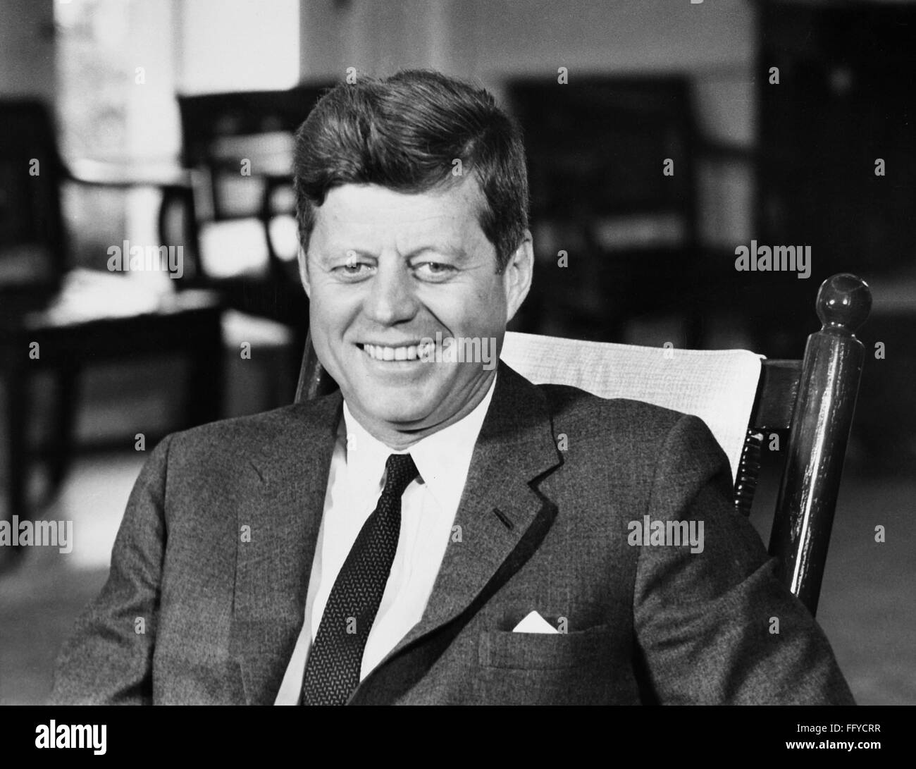 KENNEDY (1917-1963). /n35th Präsident der Vereinigten Staaten. Fotografiert im Weißen Haus in Washington, D.C., am Vorabend von seinem 46. Geburtstag, 28. Mai 1963. Stockfoto