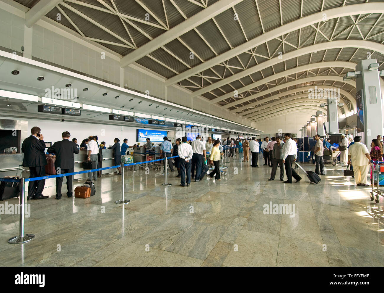 Check-in-Schalter am Flughafen Mumbai; Chhatrapati Shivaji International Airport; Santacruz; Bombay; Mumbai; Maharashtra; Indien Stockfoto