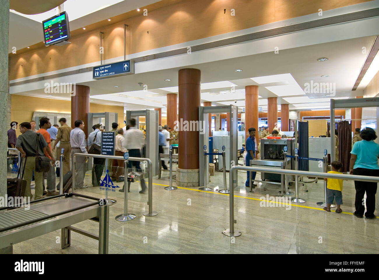 Sicherheitsprüfung im Eingang der Chhatrapati Shivaji international Airport; Santacruz; Bombay Mumbai; Maharashtra; Indien Stockfoto
