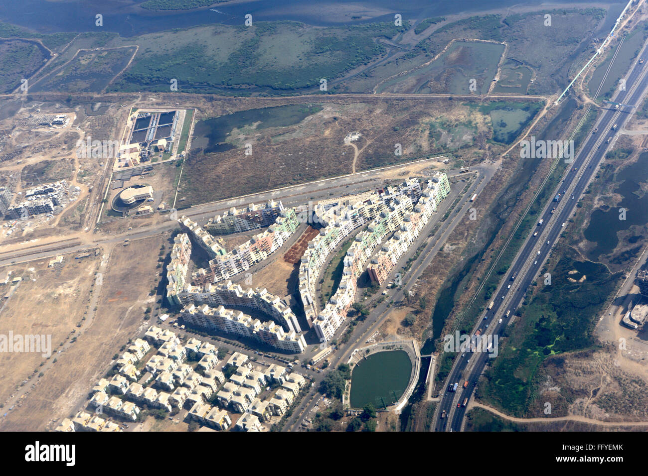 Luftbild-Wohn-Kolonie und Autobahn Panvel; Bombay Mumbai; Maharashtra; Indien Stockfoto