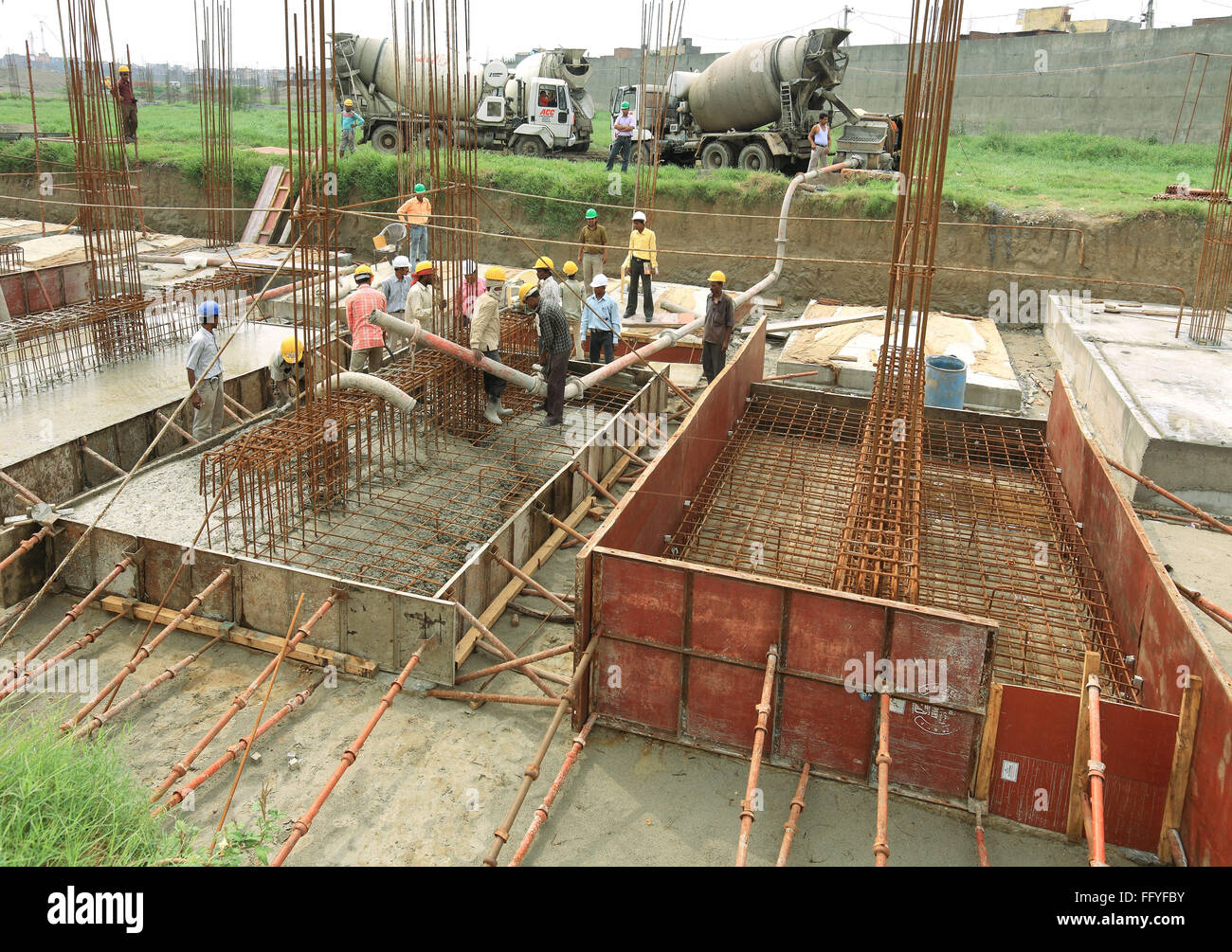 Männer auf Baustelle arbeiten; Delhi; Indien Stockfoto