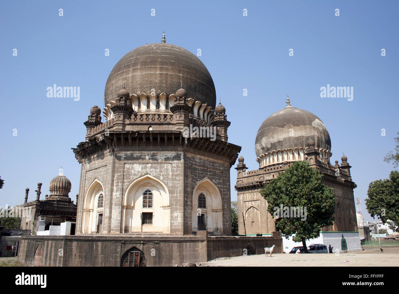 Zwei Kuppeln von Jod Gumbaz, Bijapur, Karnataka, Indien Stockfoto