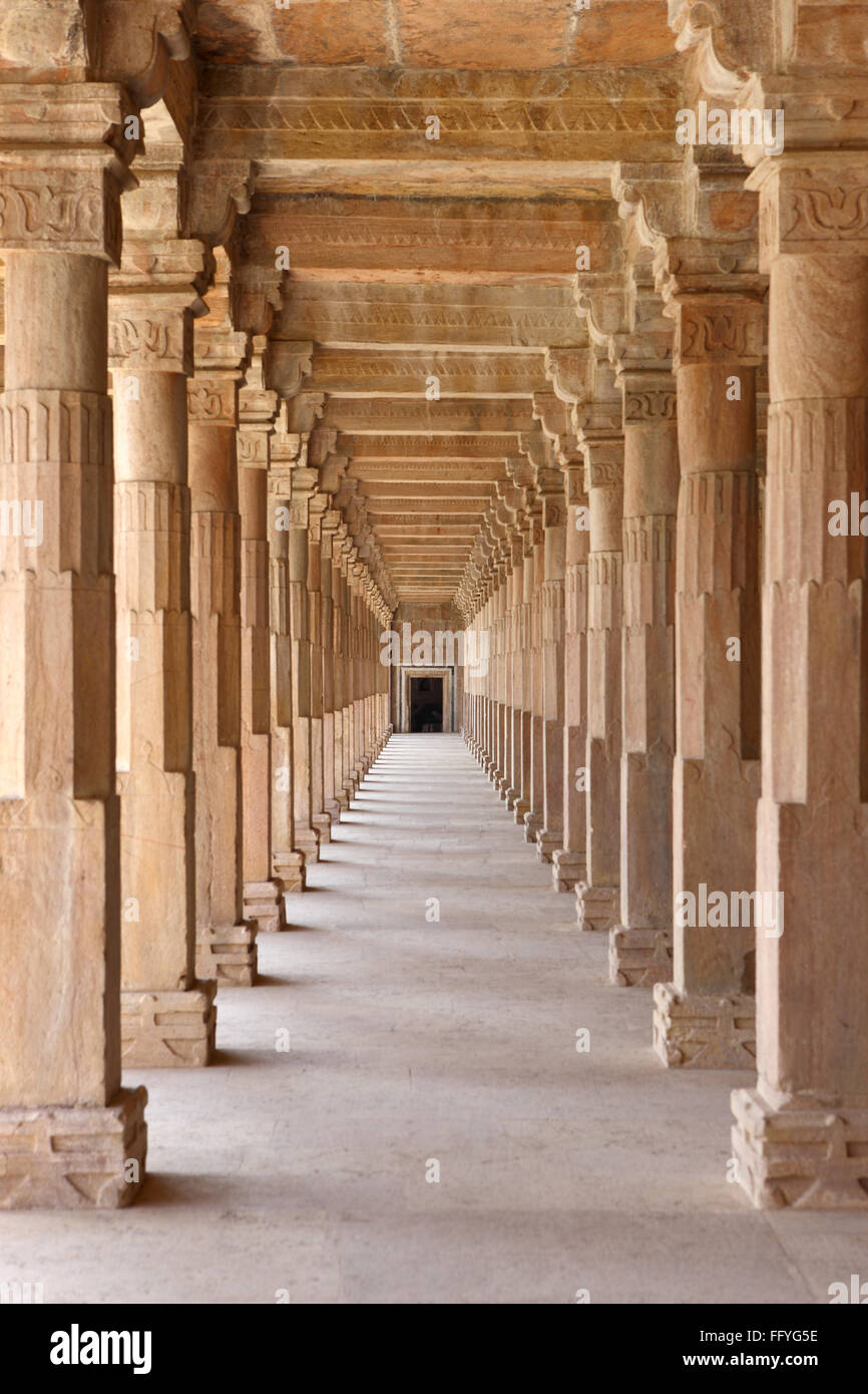 Säulen und Halle der Jama Masjid; Mandu; Madhya Pradesh; Indien Stockfoto