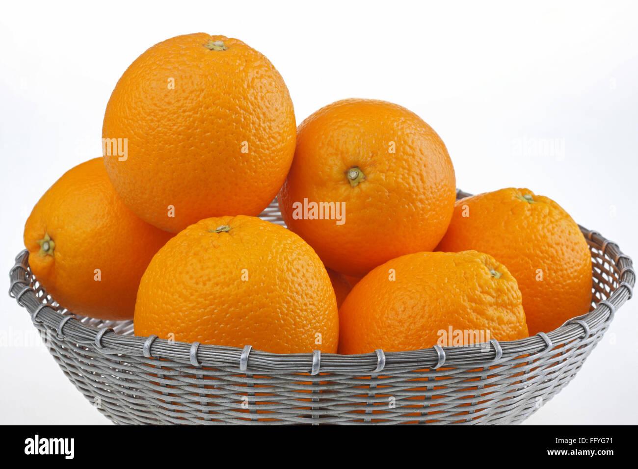 Sechs Orangen in einen Metallkorb citrus Reticulata Clementin Rutaceae; Indien Stockfoto