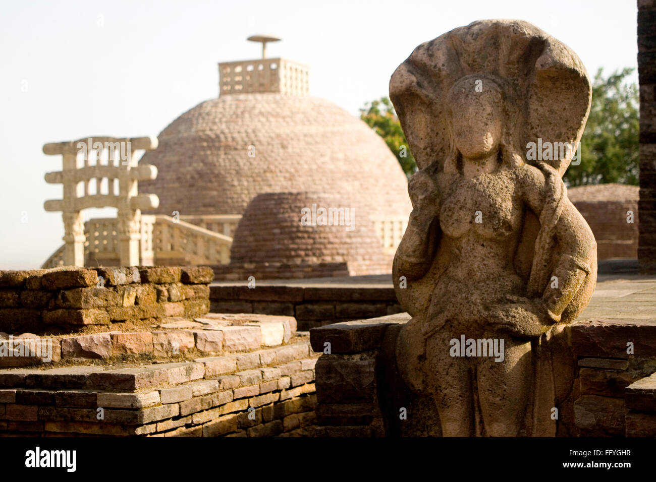 Nagi Figur stehend gegen südliche Stirnwand Plattform leichte Schritte Datum Jahrhundert n. Chr. buddhistische Denkmal Sanchi Madhya Pradesh Stockfoto