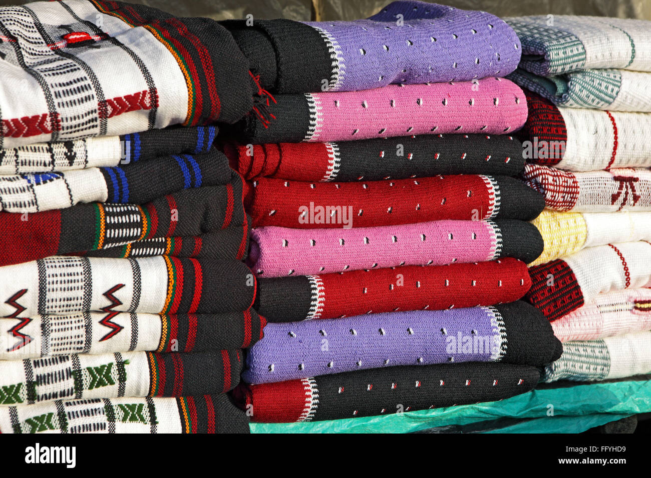 Bunte Schafwolle Schals Kunsthandwerk; Meghalaya; Indien Stockfoto