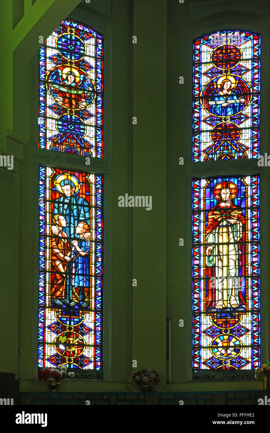 Glasfenster der Kirche; Shillong; Meghalaya; Indien Stockfoto
